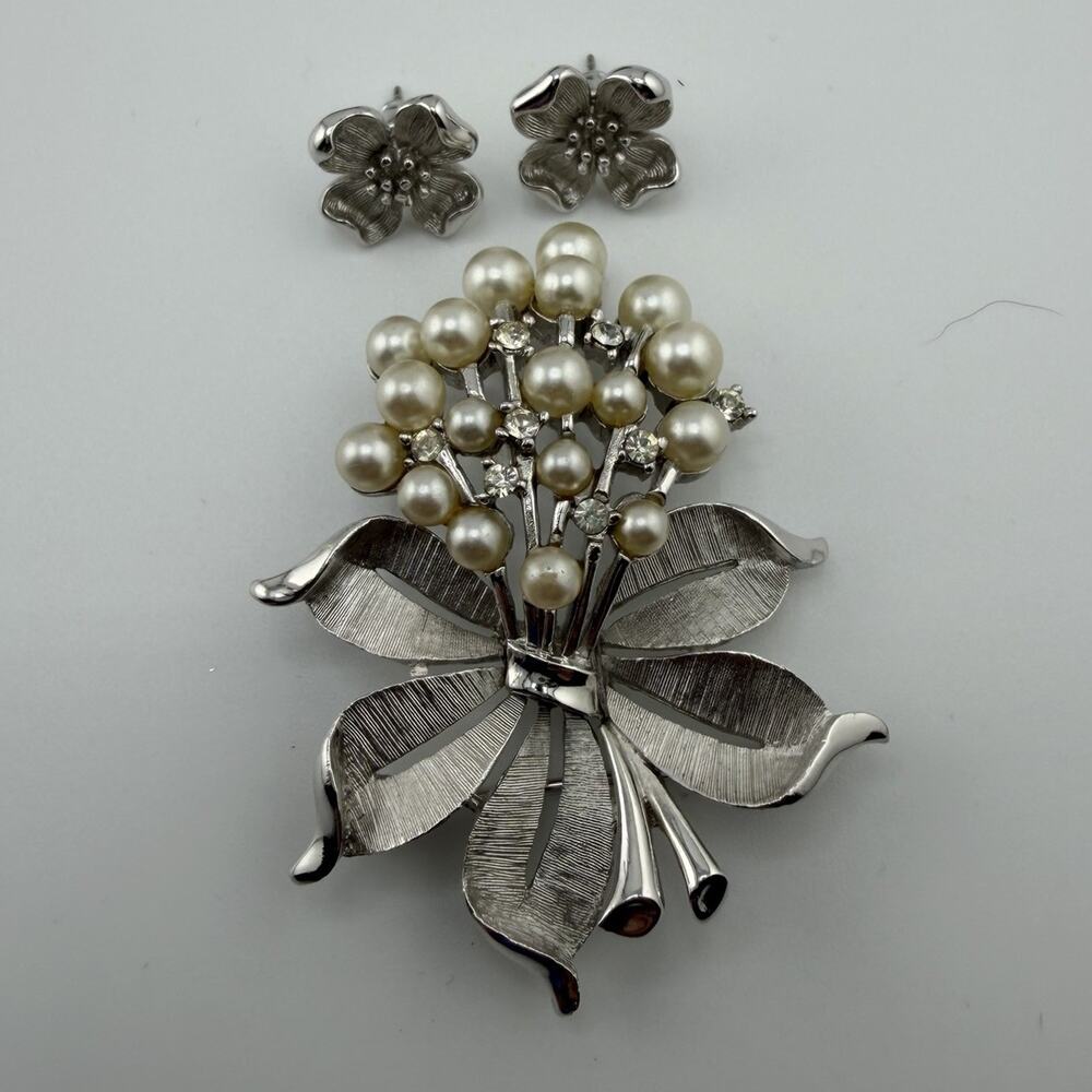 Vintage Crown Trifari Pearl Rhinestone Flower Bouquet Brooch Silver Tn Earrings